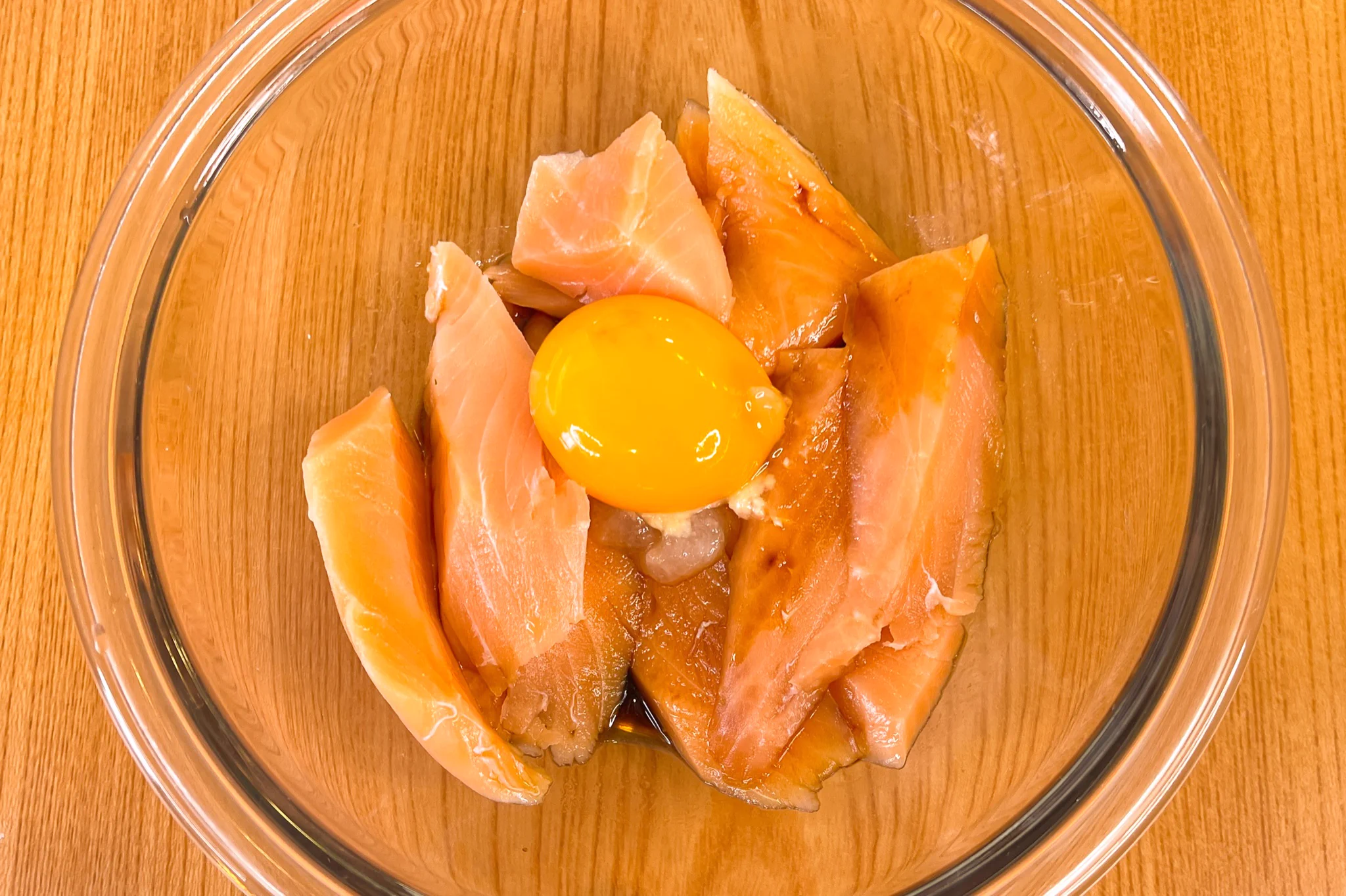 卵黄を入れることでまろやかな味わいに仕上がりそう！とっても美味しそうな、サーモンの「漬け丼」レシピ！