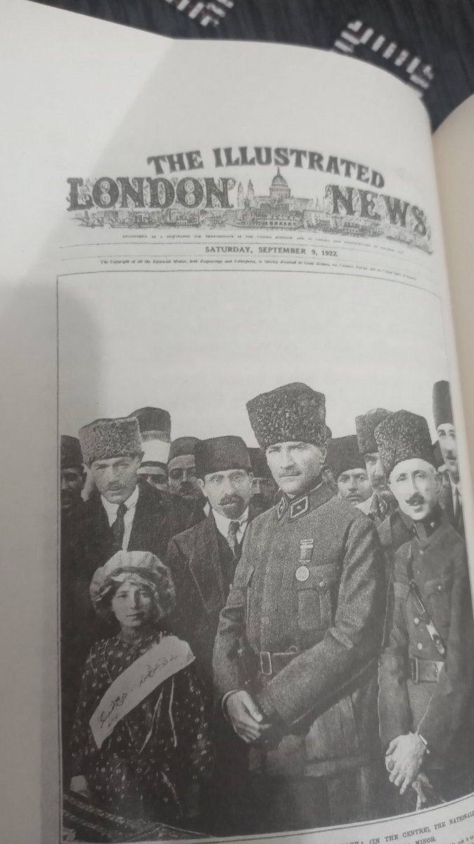 Adamlar, bu pozu 30 Ağustos Zaferinden  hemen sonra Eylül 1922'de veriyorlar.

Ne kadar sade ve mütevekkil....

İyi ki bu ego çağına yetişmediler...

Bu tufeyli güruhundan çok nasihat dinler,Çok örselenirlerdi....

Ruhları şad olsun....

*Adamlık Türk kültüründe enyüksek rütbedir