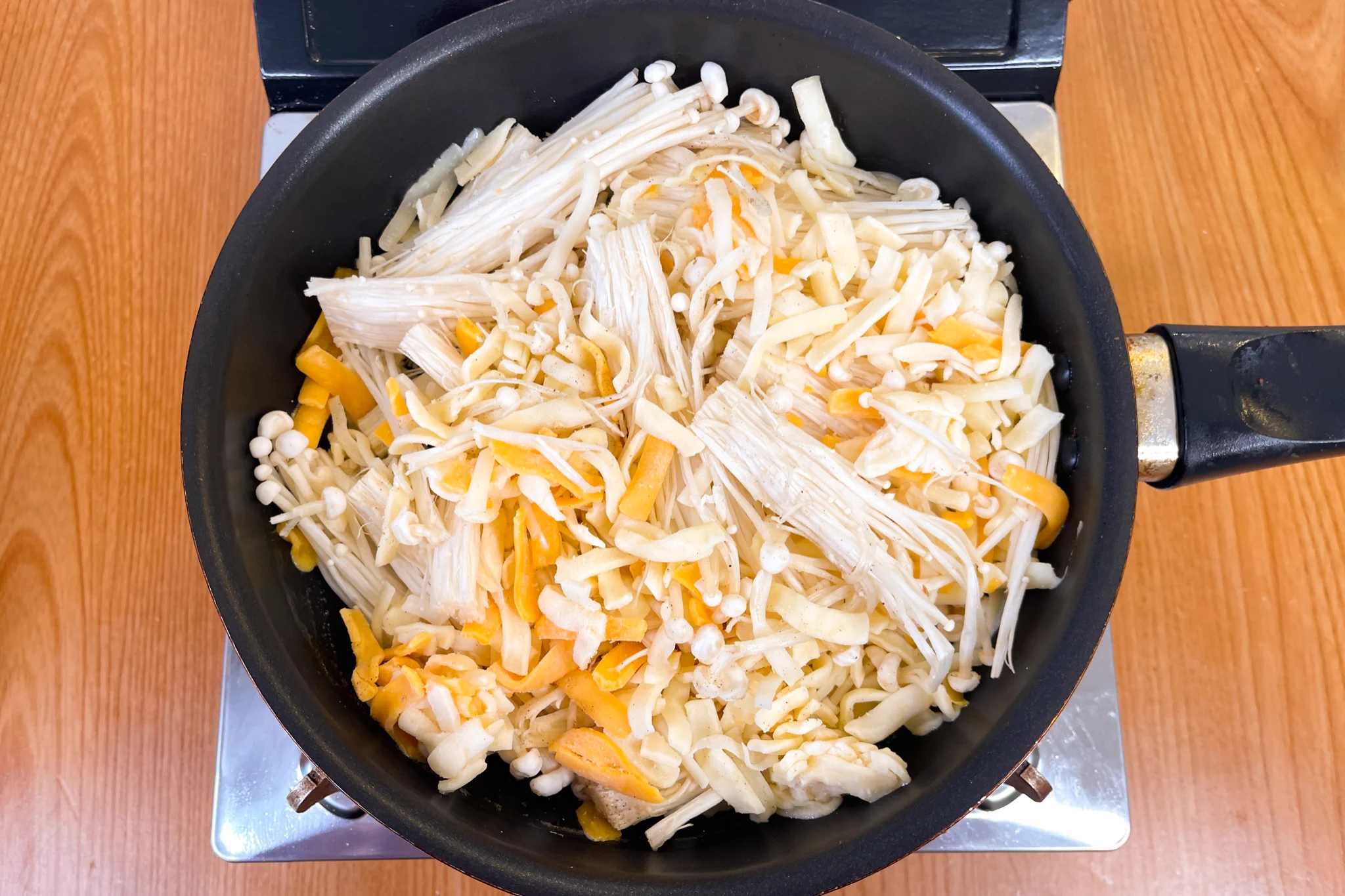 かりかり食感がたまらない、そんな一品に仕上がる？！とっても美味しそうな、えのき×チーズレシピ！