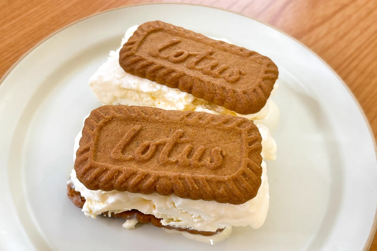 おしゃれすぎる！ロータスを使った「チーズクリームアイスサンド」。