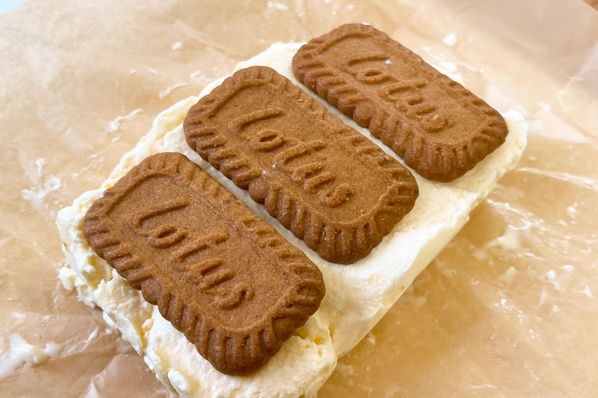 おしゃれすぎる！ロータスを使った「チーズクリームアイスサンド」。