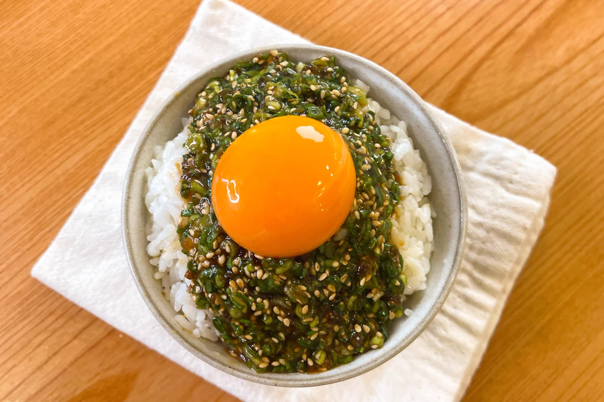 たっぷりの刻みネギや、焼肉のたれなどによる味付けが美味しそう！作り方も簡単な「卵かけご飯」レシピ！