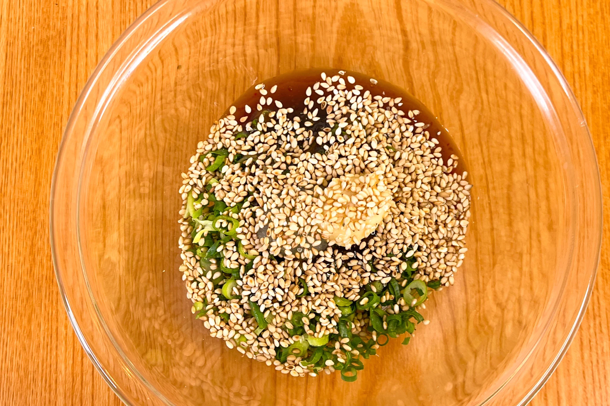 たっぷりの刻みネギや、焼肉のたれなどによる味付けが美味しそう！作り方も簡単な「卵かけご飯」レシピ！