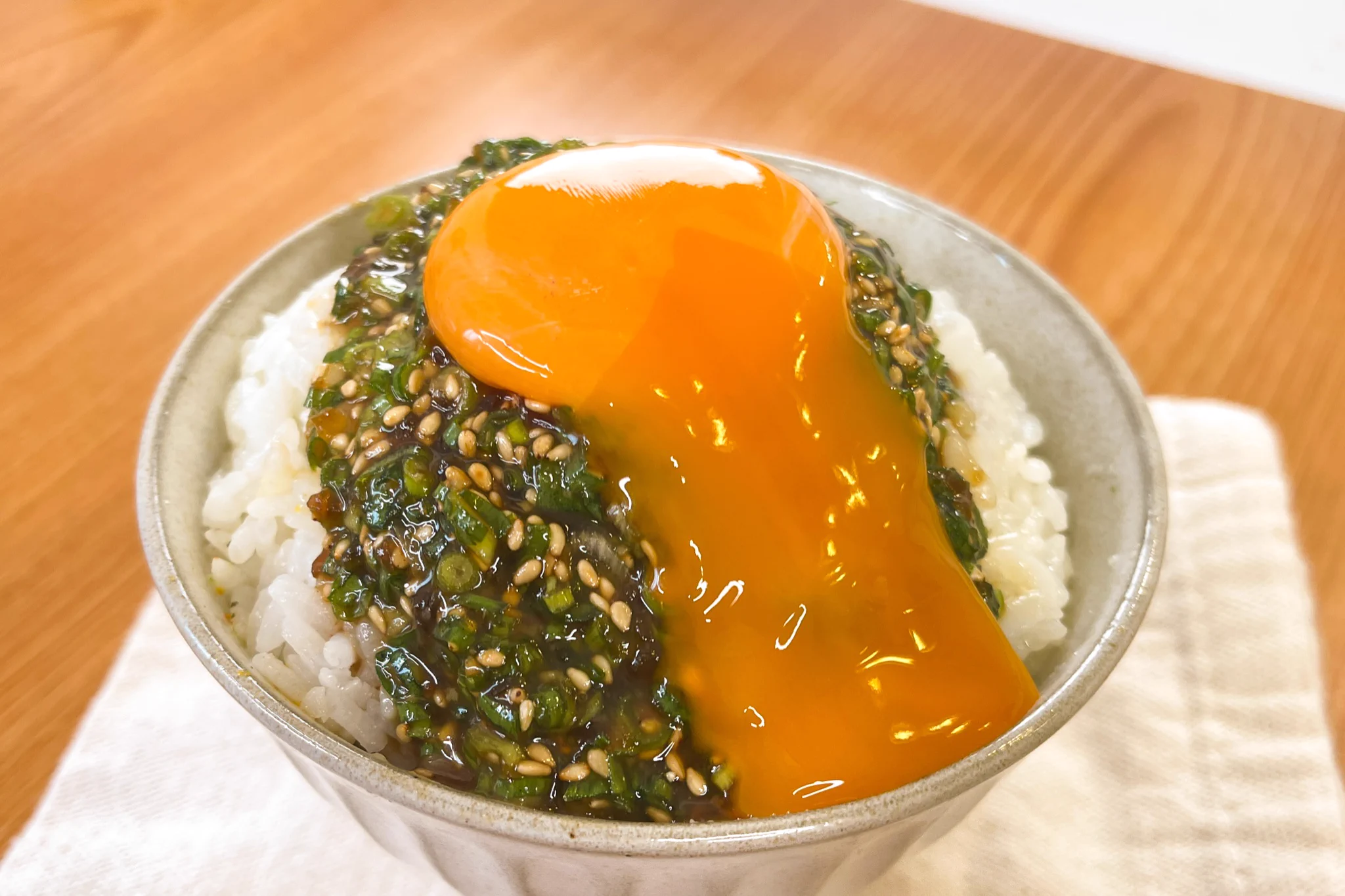 たっぷりの刻みネギや、焼肉のたれなどによる味付けが美味しそう！作り方も簡単な「卵かけご飯」レシピ！