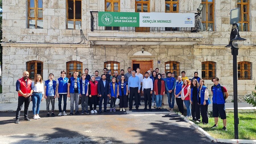 GSB_SivasGM's tweet photo. Gençlerin abisi Gençlik Hizmetleri Genel Müdürümüz Emre Topoğlu gençlik merkezimizi ziyaret ederek, gönüllü gençlerimizle has bahçe de bir araya geldi. 😃
#hasbahçesohbetleri https://t.co/Ro0jaf1UWv