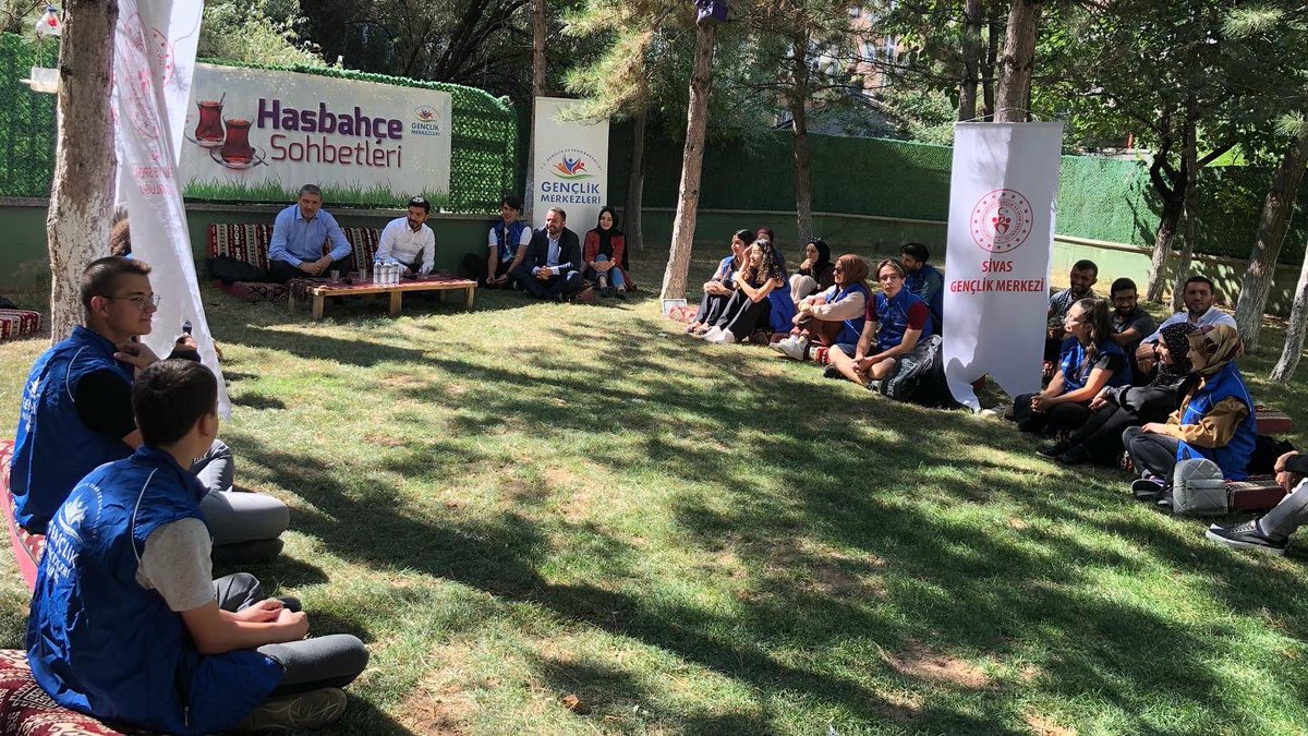 GSB_SivasGM's tweet photo. Gençlerin abisi Gençlik Hizmetleri Genel Müdürümüz Emre Topoğlu gençlik merkezimizi ziyaret ederek, gönüllü gençlerimizle has bahçe de bir araya geldi. 😃
#hasbahçesohbetleri https://t.co/Ro0jaf1UWv