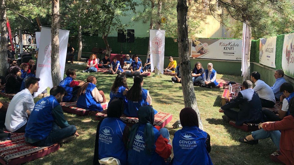 GSB_SivasGM's tweet photo. Gençlerin abisi Gençlik Hizmetleri Genel Müdürümüz Emre Topoğlu gençlik merkezimizi ziyaret ederek, gönüllü gençlerimizle has bahçe de bir araya geldi. 😃
#hasbahçesohbetleri https://t.co/Ro0jaf1UWv