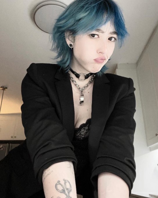 my hair is now blue like your balls after i grind on you and walk away https://t.co/wKwtNwmfmd