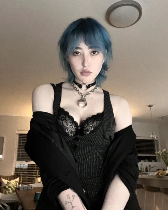 my hair is now blue like your balls after i grind on you and walk away https://t.co/wKwtNwmfmd