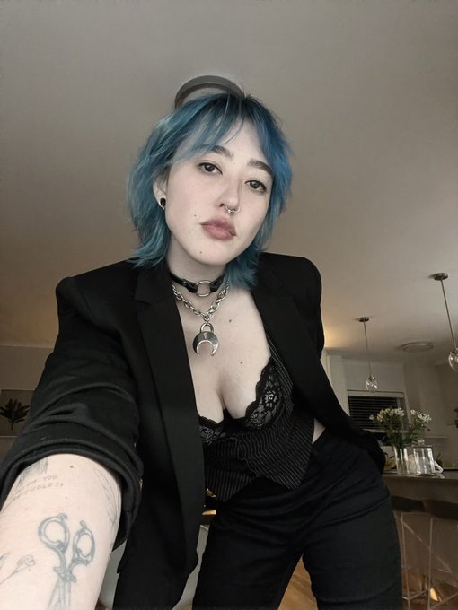my hair is now blue like your balls after i grind on you and walk away https://t.co/wKwtNwmfmd