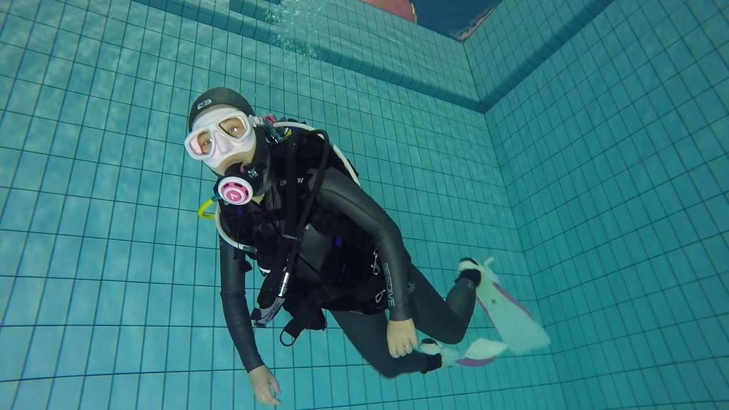 fishwolf2's tweet photo. dsd in diving pool of Olympic center，202207，Bestdive wetsuit and Akuana regulator. https://t.co/ipLFJIQJuh