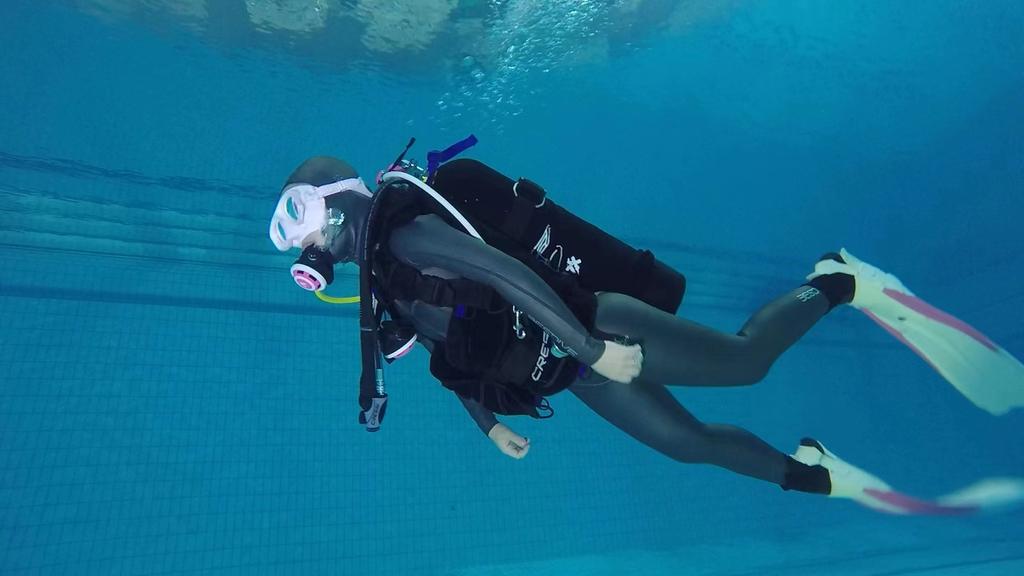 fishwolf2's tweet photo. dsd in diving pool of Olympic center，202207，Bestdive wetsuit and Akuana regulator. https://t.co/ipLFJIQJuh