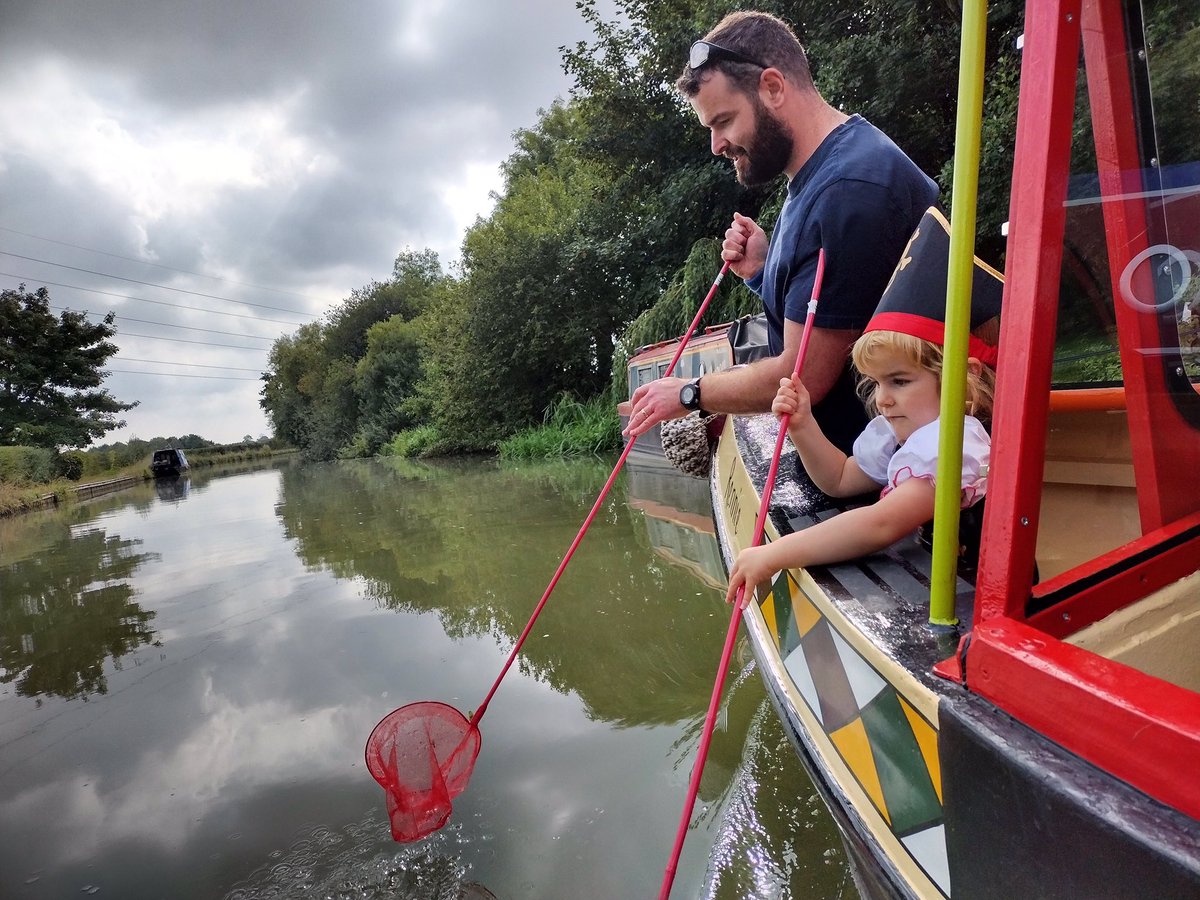 Grand Union Pirates 🥰
#lifesbetterbywater #grandunioncanal #thingstodonorthamptonshire #BoatsBridge #inlandnavigators