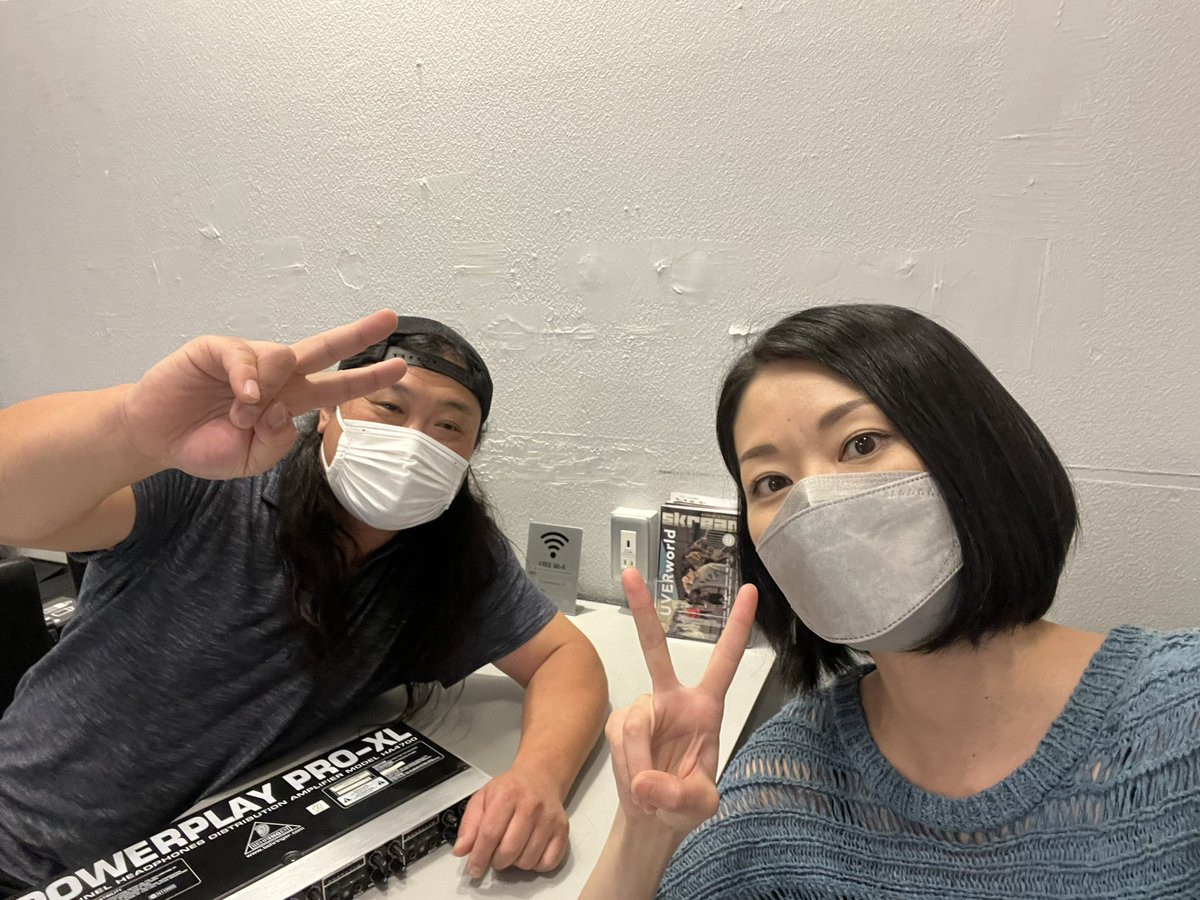 Brocantofficial's tweet photo. 今日はBrocant、新曲のレコーディングをしましたぁ〜🎶
3日間お酒抜いたので、声の調子良かったぁ〜っ😝👍🏻
中田とも久しぶりに会いました✨
録音マイク3本、どれにするか迷ったり〜🎤
次はちょっと変化球に挑戦なので、YouTubeチャンネルをお楽しみにしてて頂ければ嬉しいです🎶😊🎶
#Brocant #バンド https://t.co/gweI4QvhXL