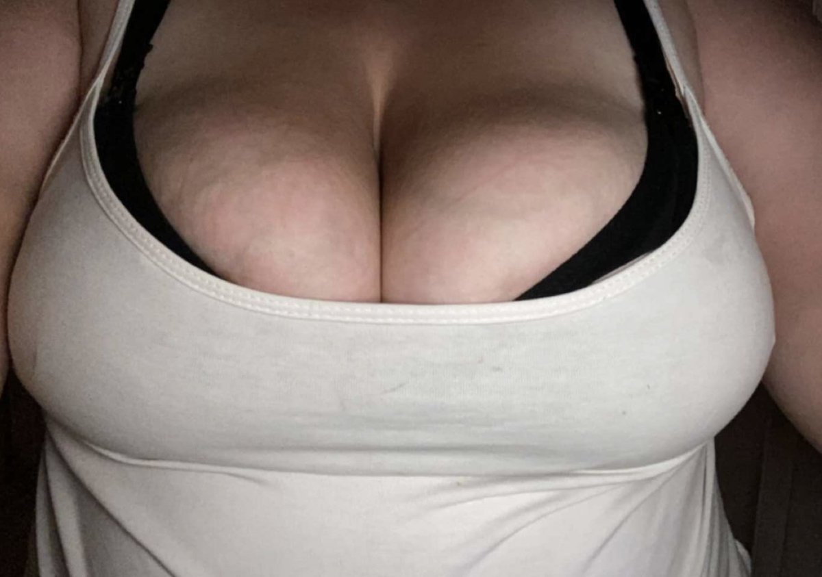 PoppyLewis0's tweet photo. Tits or arse? 

Feeling generous every retweet and follow I’ll send you tits or arse just write below what you want 😈😈🥵

#sellingcontent #onlyfans #feet #tits #arse #exposedforfun #Marriedwhore #bigtitlover #blowjob #requests https://t.co/dTUv0wkLU0