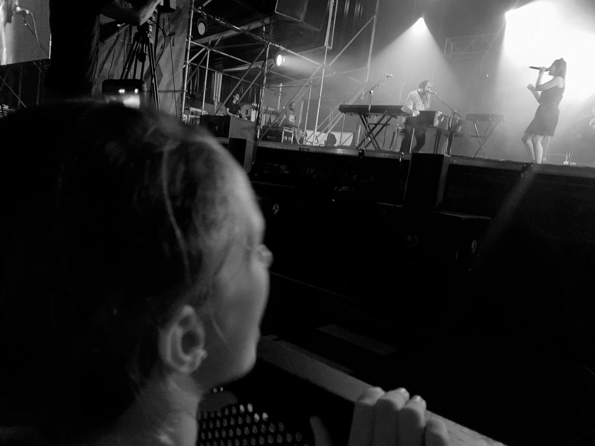 Ange_Sp's tweet photo. He descubierto una forma mucho más bonita de disfrutar de los conciertos♥️. 
Ahora que ha crecido lo suficiente para asomar la cabeza por encima de la valla creo que va a ser mi nueva adjunta.
Estamos creando cantera @laorejadevgogh 
#orgullodetía https://t.co/jenb5EKOJc