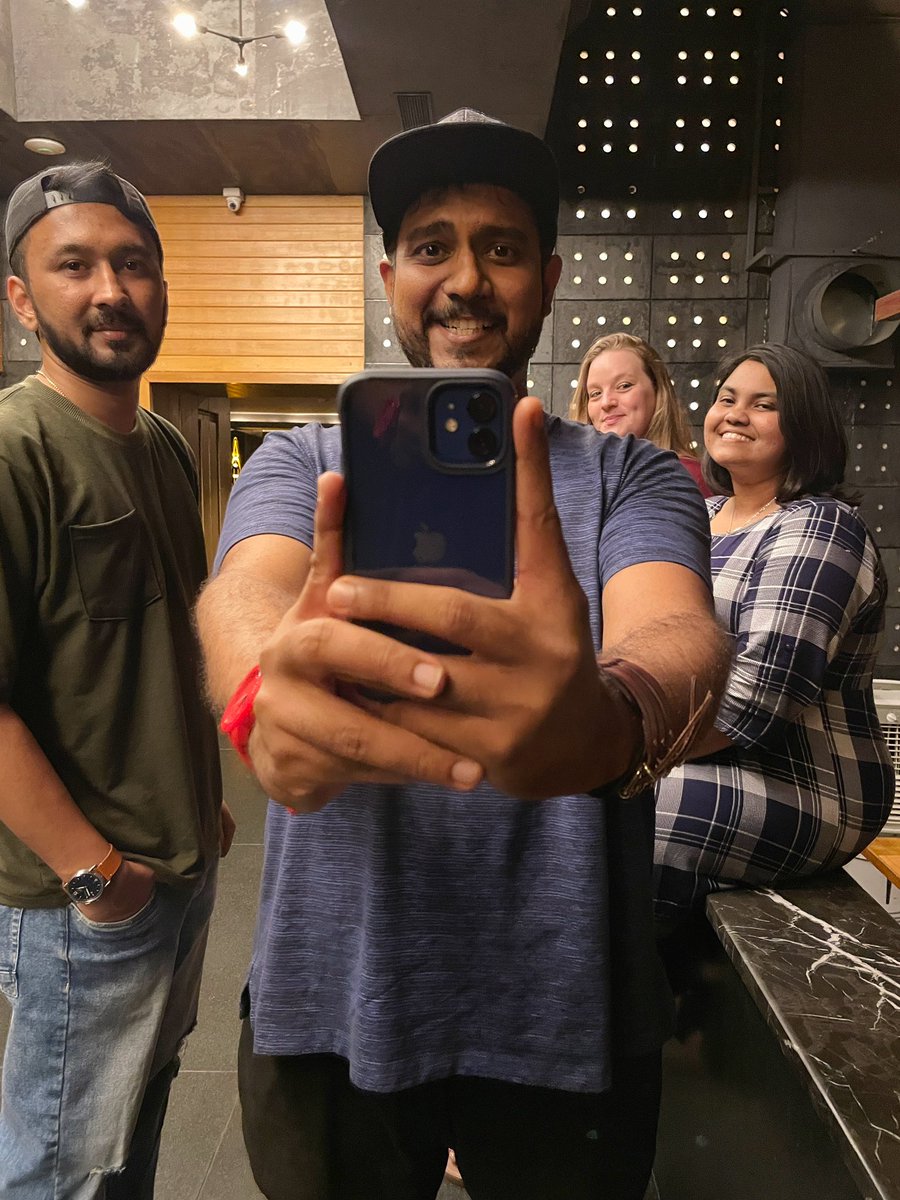hannanhashim's tweet photo. Most #Bangalore AF session last night, post the @kaarikollective Konnect last night.

Trying out the country’s first Cold IPA while talking #CraftBeer and discussing #Startups 🍻🤦🏽‍♂️😂

@sivsouvam @kriti_ravi97 @beerdossier https://t.co/g5Qbsw493B