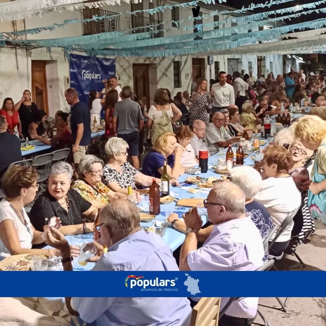 popularsval's tweet photo. #LOlleria i #Xirivella viuen els seus dies grans de festes.

🔵Tradició i germanor en els pobles de la província 

📍Entrada de Moros i Cristians a #LOlleria

📍Sopar a la fresca #Xirivella https://t.co/eVdFEjAnYD
