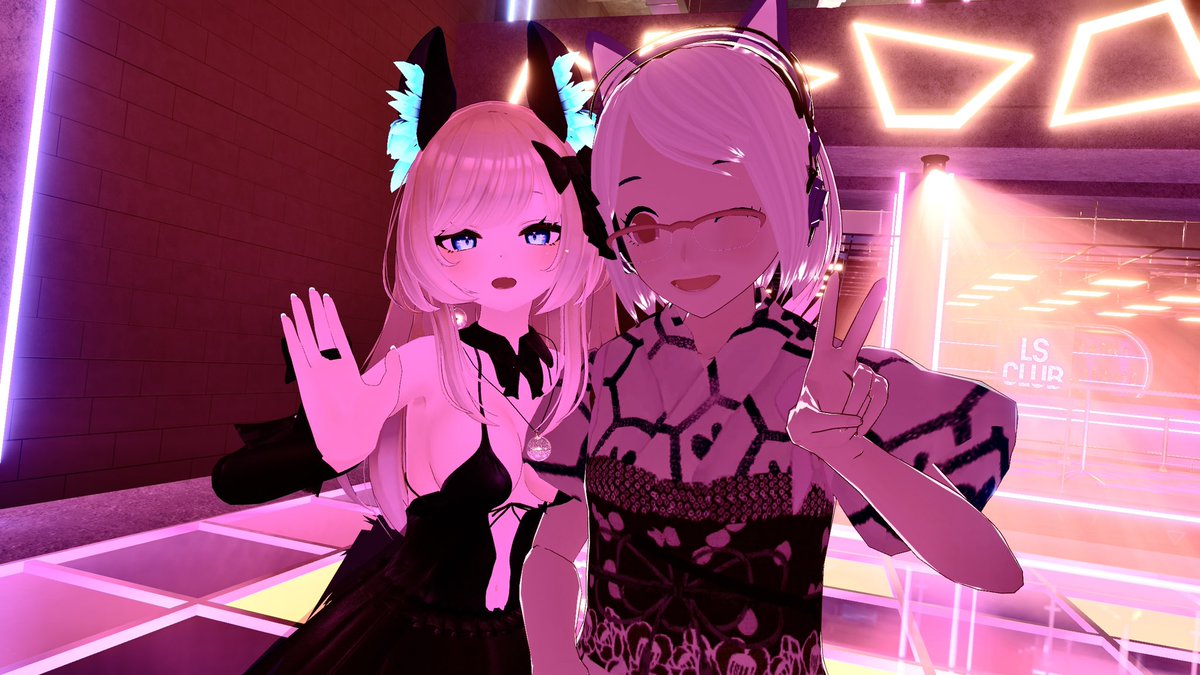 reiReikaVRC's tweet photo. #LSClub yess made it in time for @dj_tsumugi chan and @SeraAkai san♬
お昼から2人のDJ聴けて楽しかったです〜！ https://t.co/Nz3miFHvTh