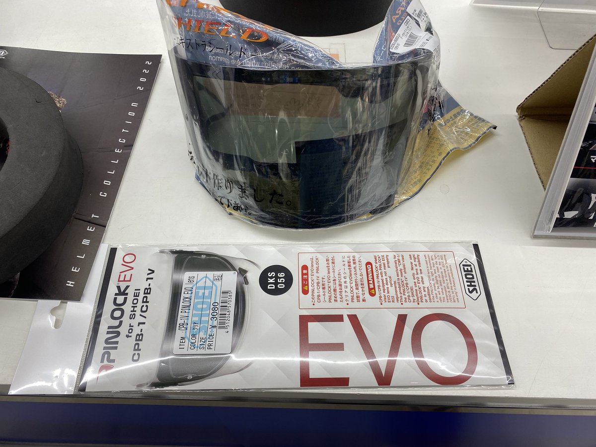 RyukyuRider's tweet photo. シールド交換しようと思ったけど、ピンロックなかったので買ったぞ。

雨なのでヘルメットのメンテナンスでもやる。

#shoei 
#glamstar
#ヘルメットのメンテナンス https://t.co/LKAJnCgvaZ