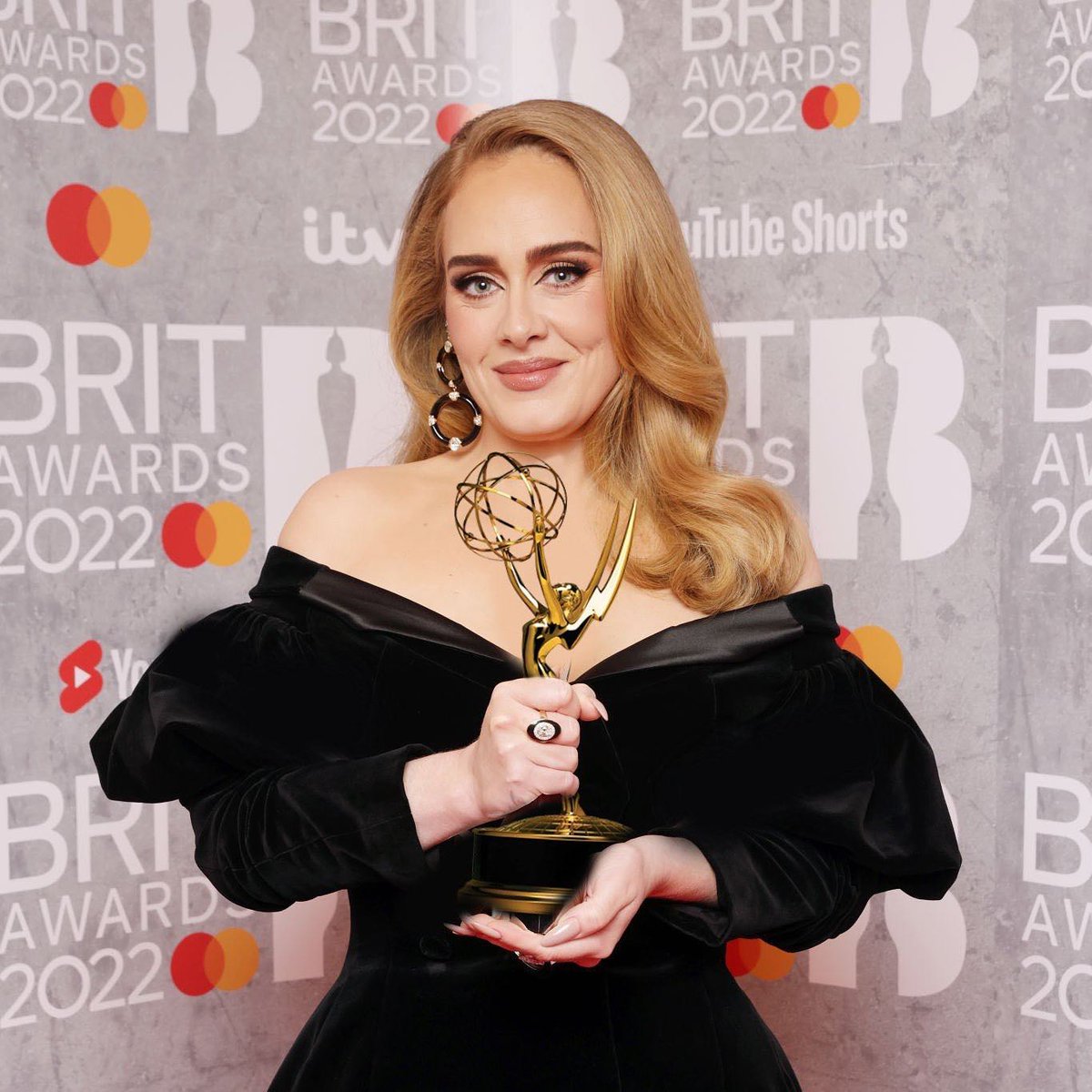 Mockingjay1st's tweet image. Our new Emmy winner #adele 
#Emmys 
#EGO