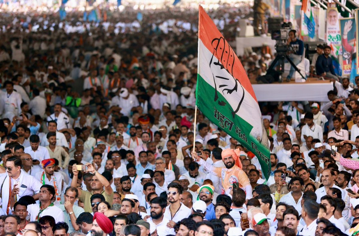 ShashiTharoor's tweet photo. A strong speech by ⁦@RahulGandhi⁩  at ⁦@INCIndia⁩’s #MehengaiParHallaBol rally roused the huge crowds thronging the Ram Lila Maidan. Now to take the message across the country in the #BharatJodoYatra! https://t.co/Y6gXGlDLIt