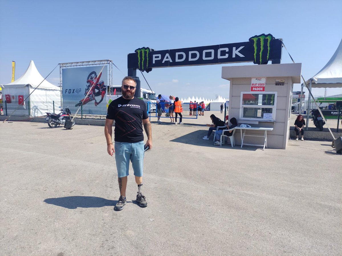 serkannvarol's tweet photo. Evet yine Bir engel #turkeymxgp #paddock BİR MOTOR ETKİNLİĞİNE MOTOR KAZASINDAN AYAĞINI KAYBETBİŞ BİRİNDEN ÜCRET İSTEYİM SONRA GİRE BİLİRSİNİZ DEYİP SONRA BAŞKA BİRİLERİ HAYIR YASAK DEYİP SİZİ DIŞARI ÇIKARIYOR TEŞEKKÜRLER 
Bu ücret meselesi değil #honda #suziki  
#kenansofuoğlu https://t.co/dKg6tU4Mpk
