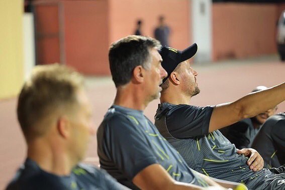 H16Sports's tweet photo. 𝘝𝘐𝘉𝘌𝘚 𝘪𝘯 𝘵𝘳𝘢𝘪𝘯𝘪𝘯𝘨 😁

https://t.co/G2qKIOX0dG

#h16sports #keralablasters #manjappada #kbfc #yennumyellow #preseason #halablasters #uaetour #training #dubai #uae #india #kochi #kerala #trending https://t.co/Sj11iw5gYF
