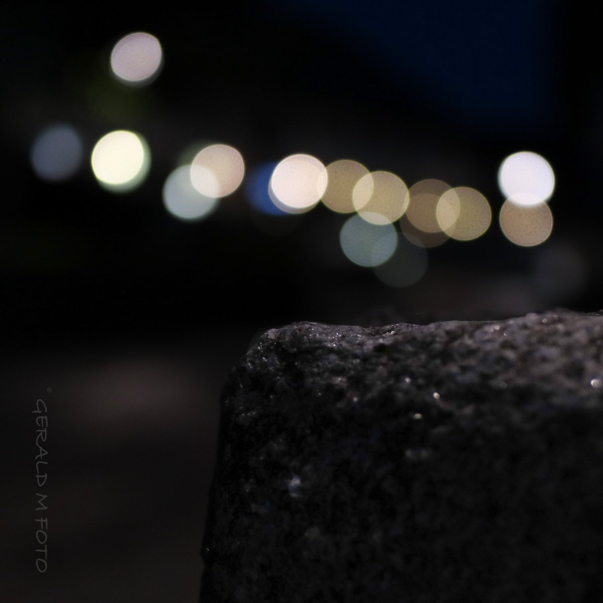 [ Curb At Night ] for #SundayYellow by @DavidMariposa1 
#streetphotography #urbanphotography #bokeh #bokehphotography #bokeh_addicts #cinematicphoto #cinematicphotography #streetsnaps #urbanstreet #ThePhotoHour @streetphotofdn @FlakPhoto #infinity_street #filmic_streets