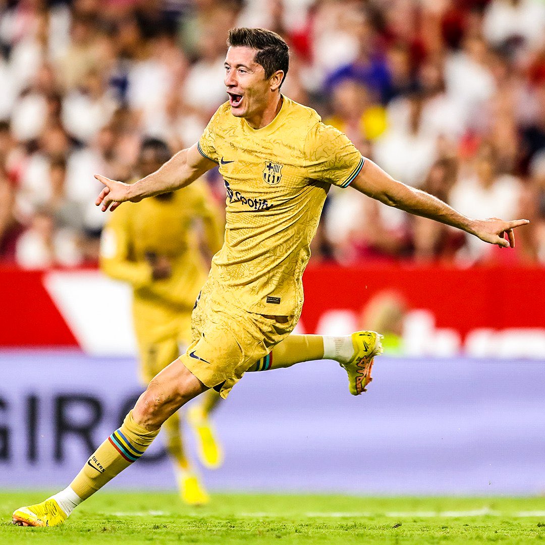 نعم كان يلعب لنادي كبير و لكن المهم ان تكون ايضا في دوري كبير و متابع بقوة في كل انحاء العالم. 

ليفاندوفسكي حرم جمهور كرة القدم من موهبته لسنوات طويلة بالبقاء في الدوري الالماني.