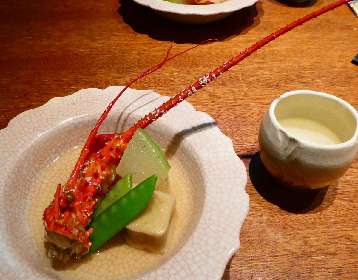 続・昨日の夕餉から。 伊勢海老🦐具足煮は、冬瓜、粟麸と一緒に。 秋らしく虫かごに入った八寸は、子持ち鮎有馬煮、いかわた和え、きぬかつぎ、海老みの揚げ、鱧寿司など、お酒が進む品ばかり(*^^*)。 ああ、秋🍁って、いいなぁ⁽⁽ (∗ ˊωˋ ∗) ⁾⁾。