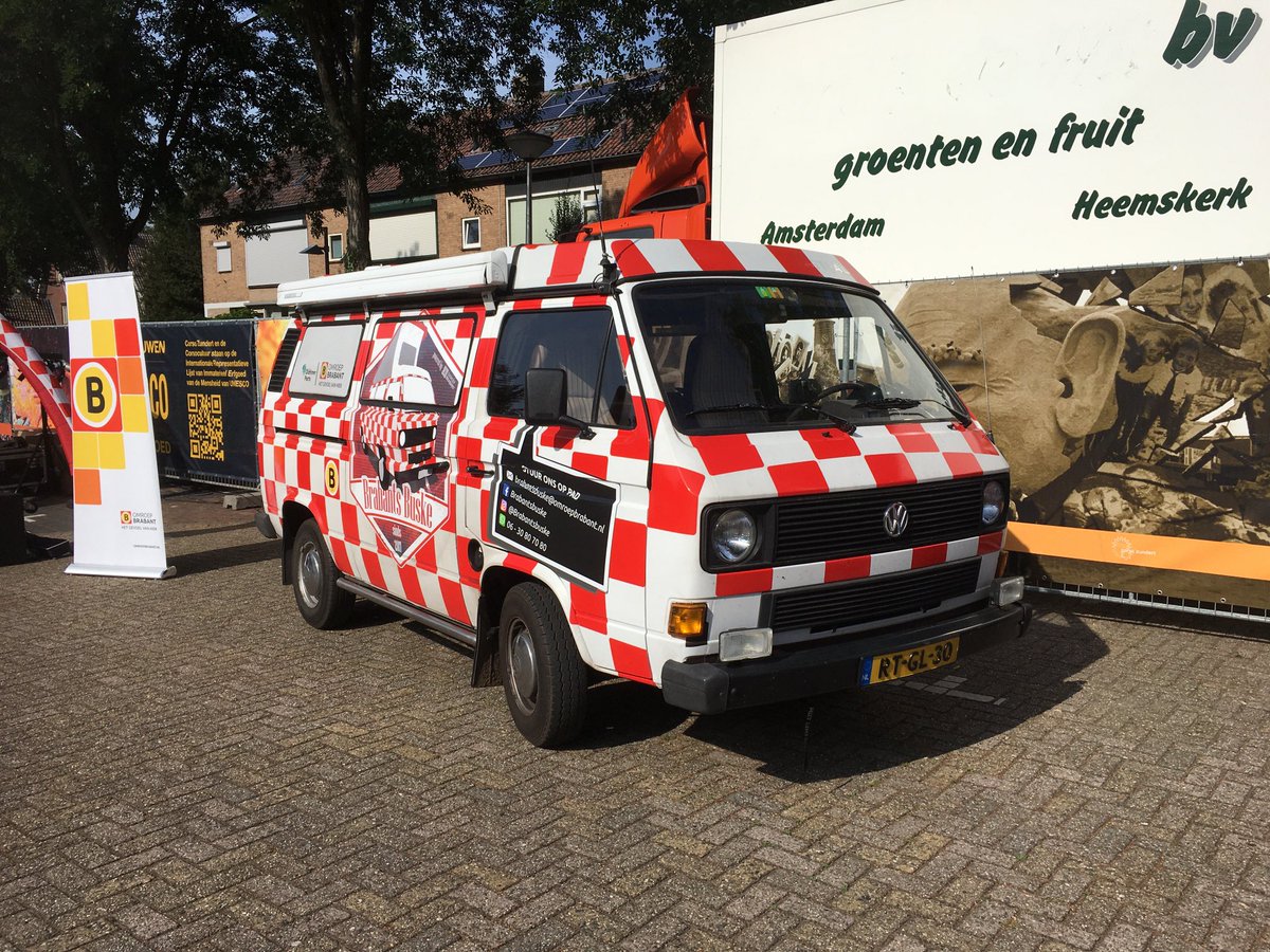 De sfeer zit er hier op het Nassauplein in Zundert al goed in  mede dankzij ⁦<a href="/omroepbrabant/">Omroep Brabant</a>⁩. #corso ⁦<a href="/GemGeertrberg/">Geertruidenberg</a>⁩