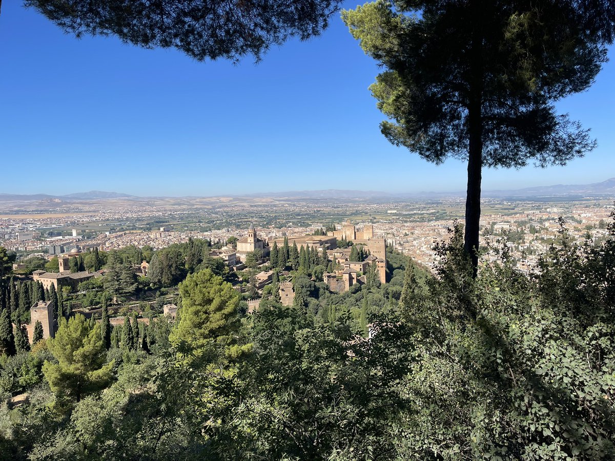 EditionEpa's tweet photo. @Macarena_Olona cuando vengas a #Granada me gustaría acompañarte andando hasta este sitio. Sin lugar a dudas uno de los lugares más bonitos del mundo. #lasilladelmoro #alhambra https://t.co/LyzACG8DCz