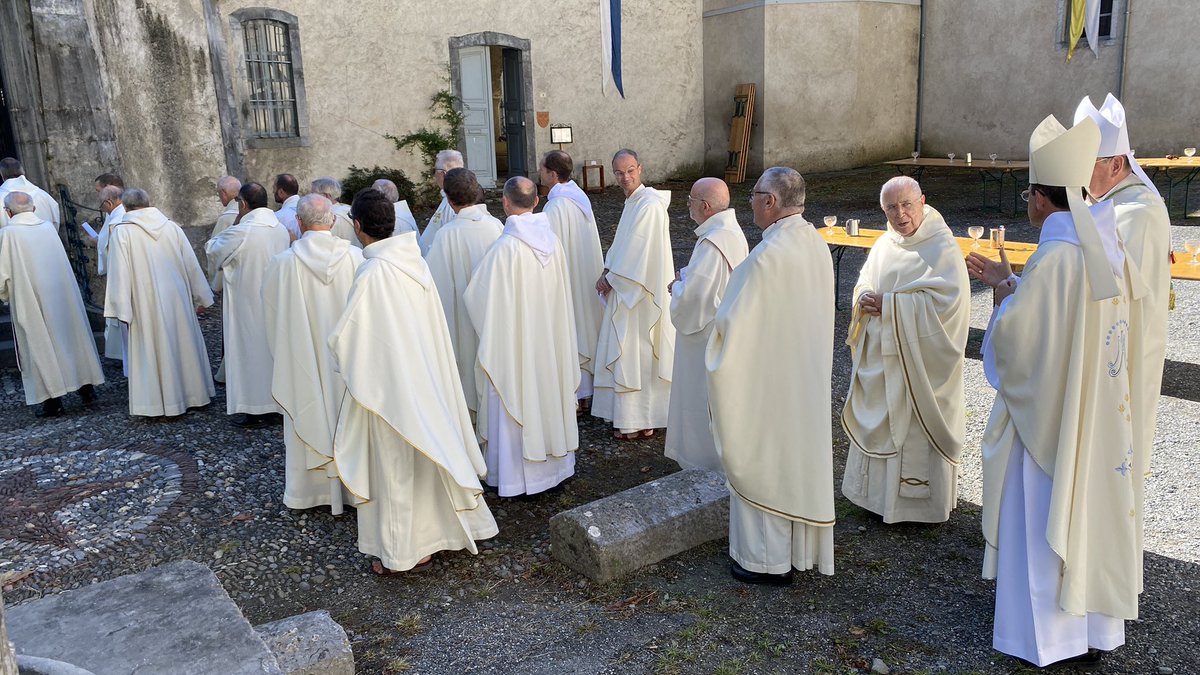 edaycard's tweet photo. Ce dimanche, 4 nouveaux prêtres de l ordre des Prémontrés sont installés à l abbaye de Sarrance, en vallée d Aspe. Une étape importante pour la vie de 15 paroisses. #bearn #Eglise #Sarrance @F3Aquitaine #france3pausudaquitaine https://t.co/9XbRexaQOe