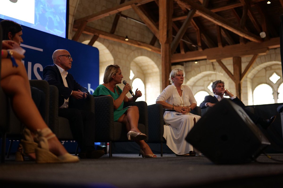 AlexndraBorchio's tweet photo. « Malgré des échecs, notre famille politique est debout, rassemblée, résiliente grâce à la force de nos convictions et à notre engagement sur le terrain au plus près des français ! »
#CampusLR #Angers @jeunesreps https://t.co/2yJp2X92MW
