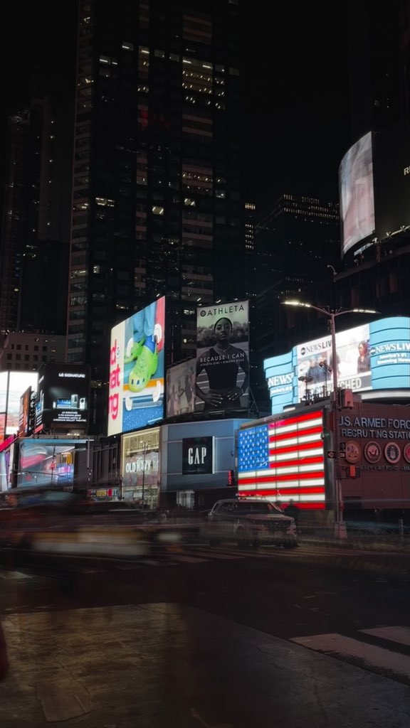 2maamr's tweet photo. #NYC https://t.co/BQSvCh3qlF