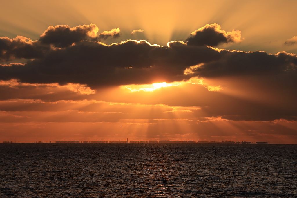 Zonsondergang boven IJsselmeer #Urk #Flevoland #Nederland #GroetenUitHolland #Fotografie #Canon #EOS90D johnwitjes.nl/flevoland/zons…. Tag ons #groetenuitholland.