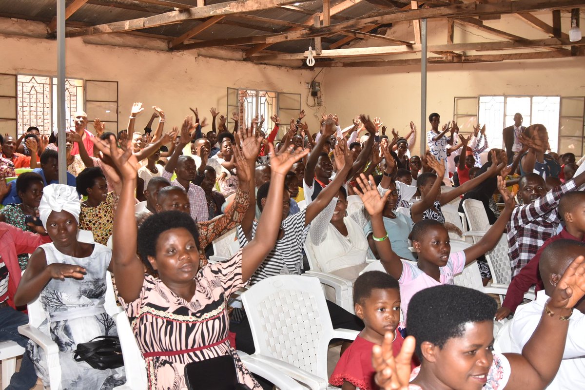 RTNBurundi's tweet photo. #Burundi Le président du @burundi_senat @HonSinzohagera se joint aux fidèles de l'Eglise #FECABU de Kanyosha, commune Muha en @MairieBuja dans la prière de ce dimanche 4 septembre 2022. https://t.co/f5RdFfrVlD