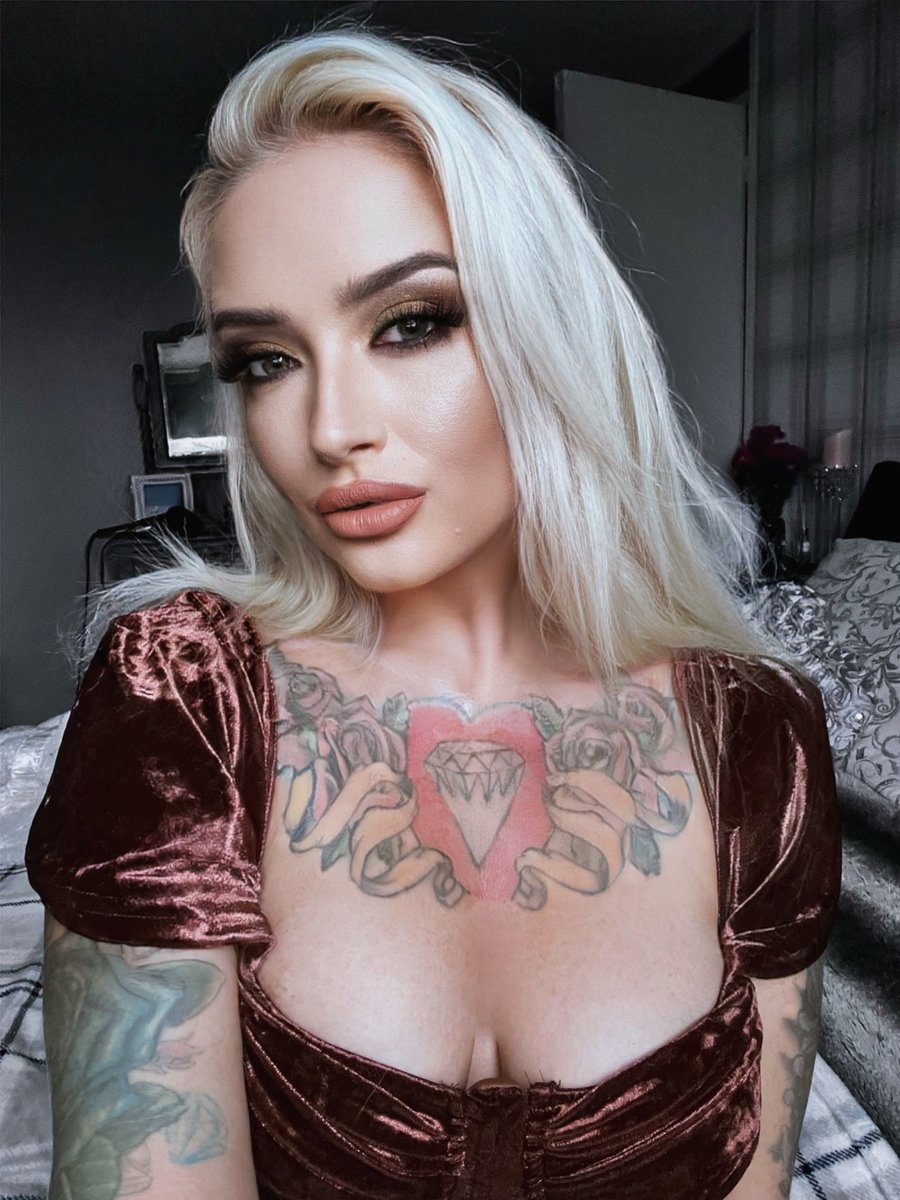 Jessicaelmesho1's tweet photo. Autumn is here yay 😁 
#Blonde #tattooed #onlyfans https://t.co/LfuD57NZ4K