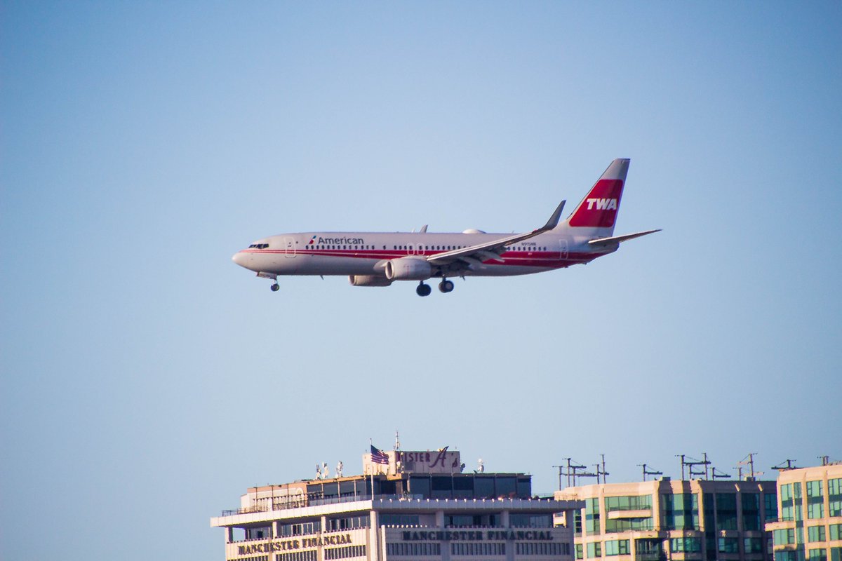 OliwalkWalker's tweet photo. Final approach in San Diego airport @SanDiegoAirport @spotterguidenet #aviation #aviationlovers #aviationphotography https://t.co/NfTUVsAORH