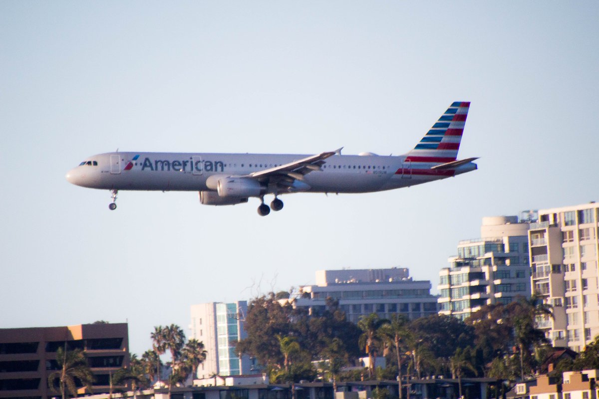 OliwalkWalker's tweet photo. Final approach in San Diego airport @SanDiegoAirport @spotterguidenet #aviation #aviationlovers #aviationphotography https://t.co/NfTUVsAORH