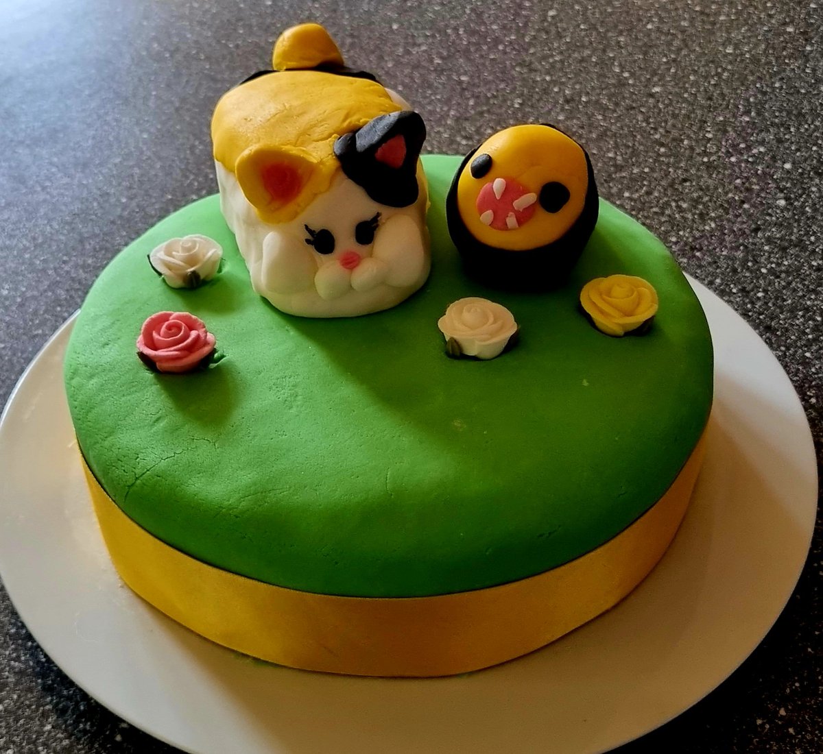 DashFTW's tweet photo. Birthday cake @ThatsABigSword and I made for @Scraplette !! Featuring Fat cat and Ronka minions~ screee #FFXIV #fatcat #Ronka #screeeeeee https://t.co/xQl2jOoIL2