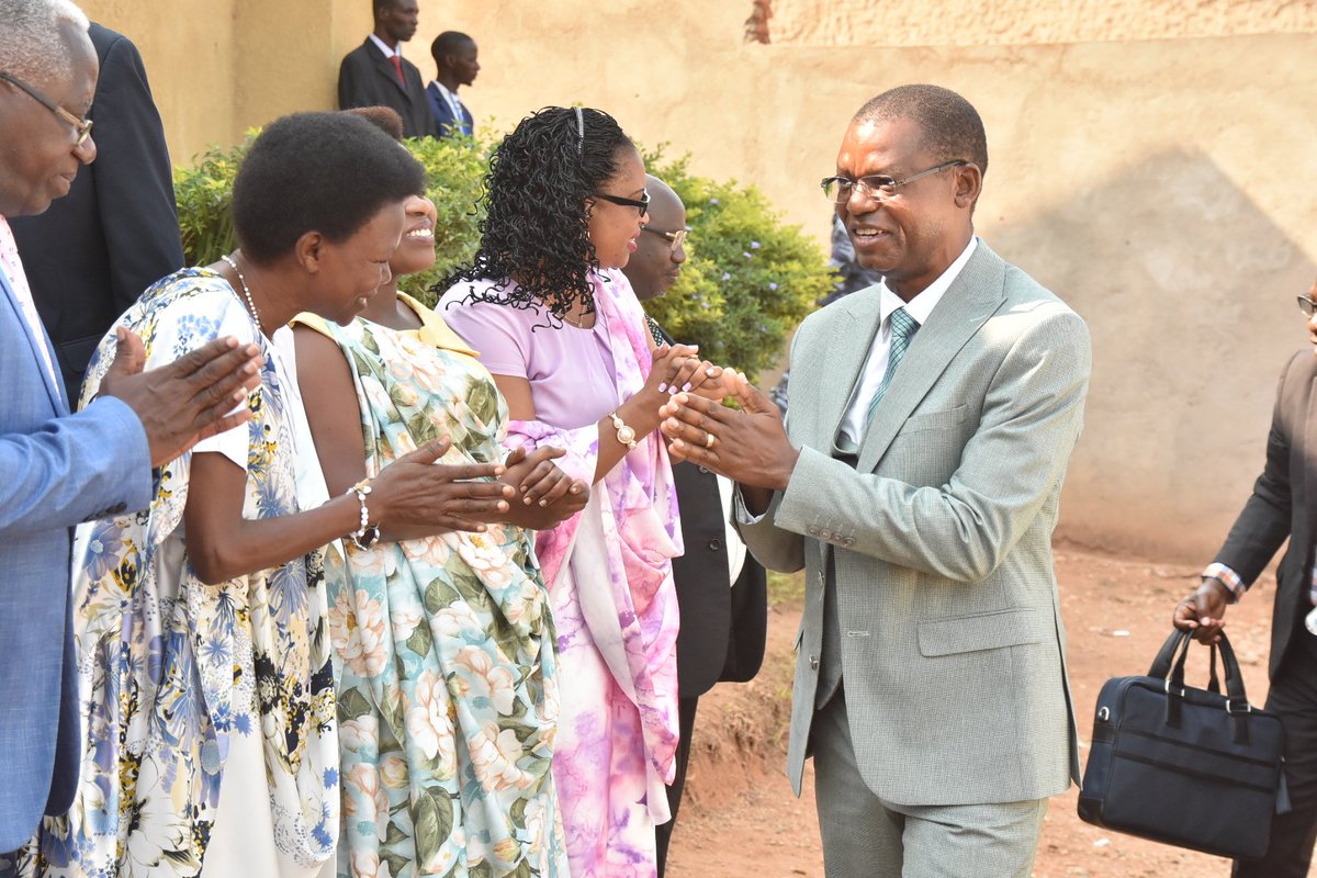 RTNBurundi's tweet photo. #Burundi Le président du @burundi_senat @HonSinzohagera se joint aux fidèles de l'Eglise #FECABU de Kanyosha, commune Muha en @MairieBuja dans la prière de ce dimanche 4 septembre 2022. https://t.co/f5RdFfrVlD