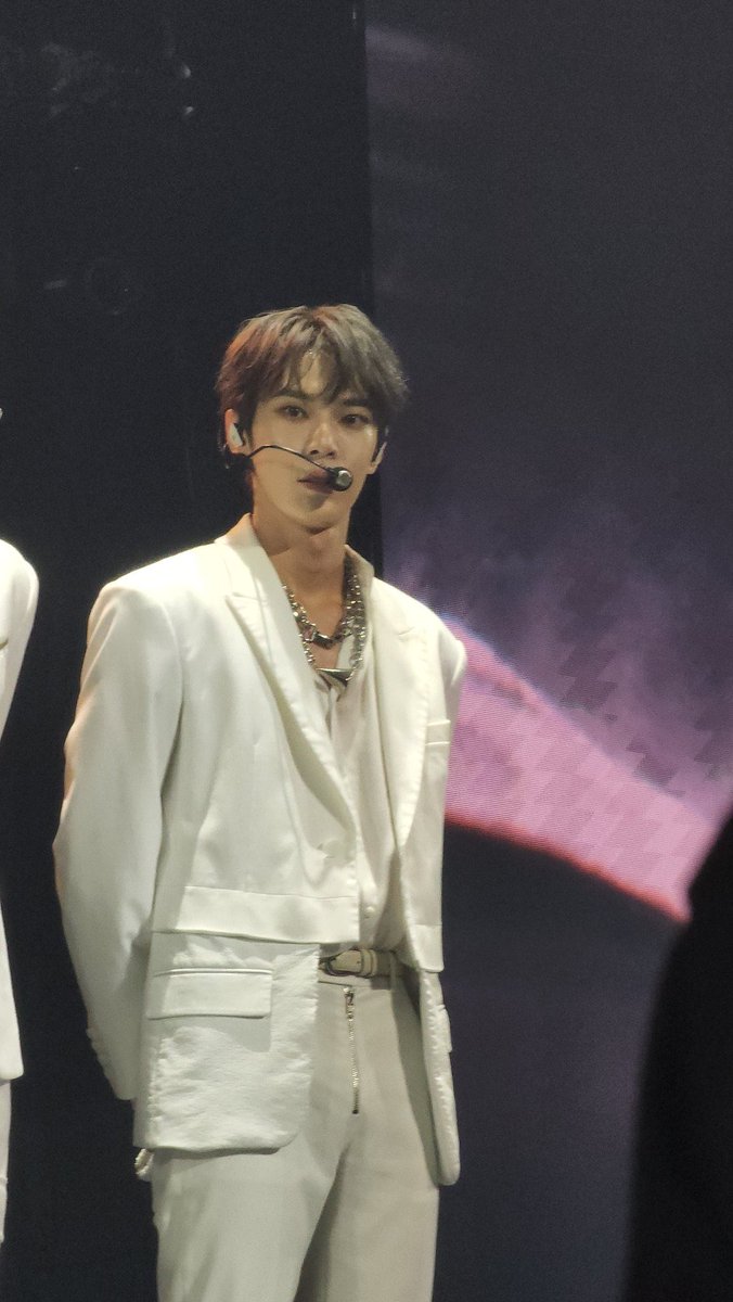 ddoingxo's tweet photo. OMYGOD WHAT A PRINCE WTHELL https://t.co/Bilr98OLpr