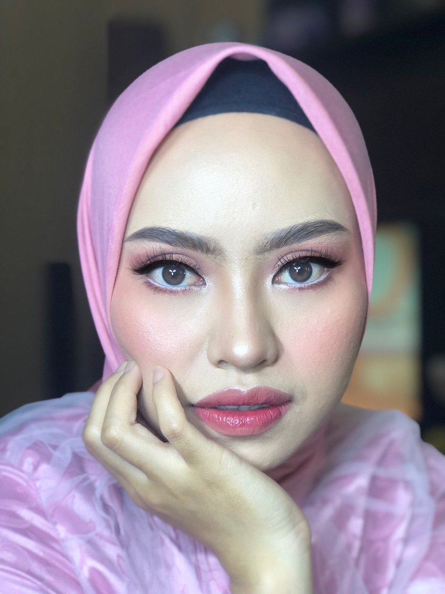 fitrisopiaa's tweet photo. Yg butuh makeup untuk wisuda , lamaran , bridesmaid lokasi bandung boleh yuk dm dan kepoin di IG : fitris_makeup .
Makasih 😘 https://t.co/sGvBfZwAh3