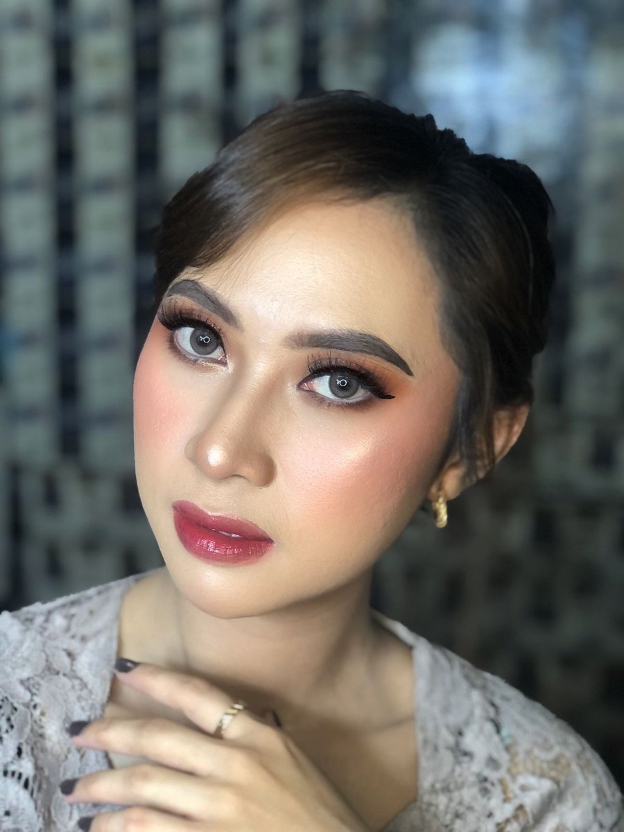 fitrisopiaa's tweet photo. Yg butuh makeup untuk wisuda , lamaran , bridesmaid lokasi bandung boleh yuk dm dan kepoin di IG : fitris_makeup .
Makasih 😘 https://t.co/sGvBfZwAh3