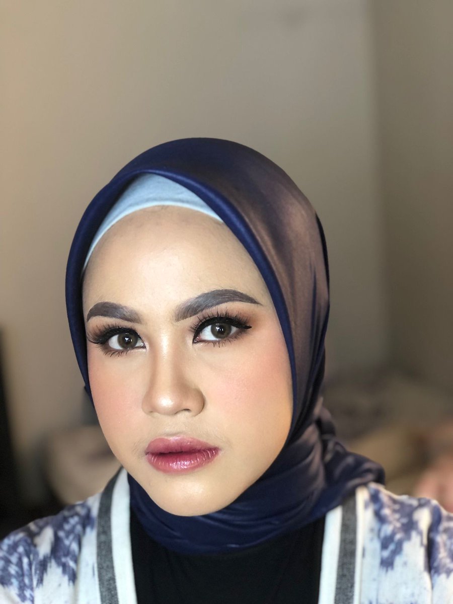fitrisopiaa's tweet photo. Yg butuh makeup untuk wisuda , lamaran , bridesmaid lokasi bandung boleh yuk dm dan kepoin di IG : fitris_makeup .
Makasih 😘 https://t.co/sGvBfZwAh3
