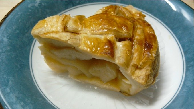 光が丘IMAに5日まで出店の
「マミーズ・アン・スリール」さんの
アップルパイ♪(  ◜ω◝  و)و"
国産りんごがたっぷりぎっしり!
カスタードとの相性も最高♪美味しいです😝✨🥧 