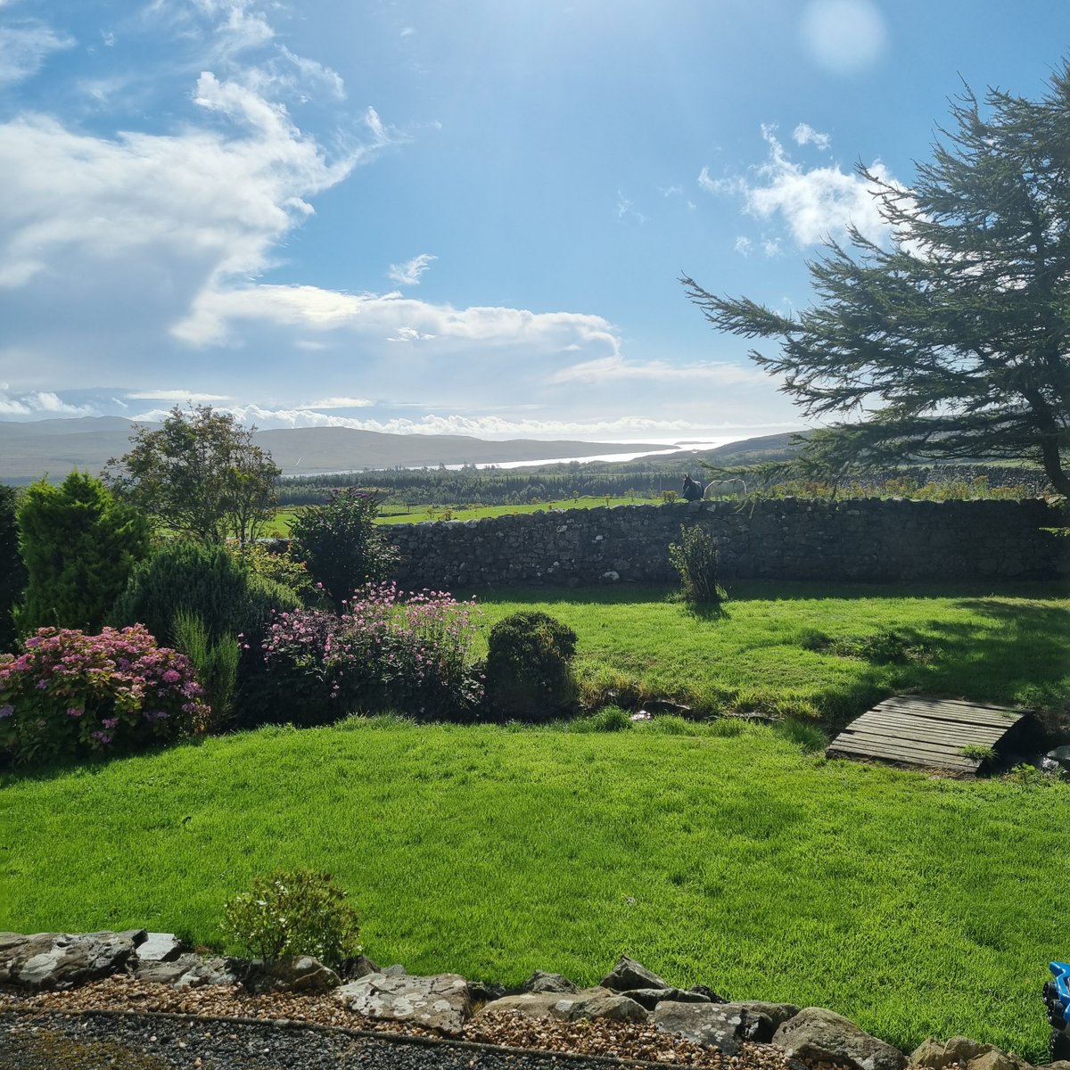 NeilMcEachern7's tweet photo. @islay13 @PuddockII Look on the bright side Anne.  Clear skies and sunshine over Islay gardens at the moment. (The lawn needs a bit of a trim but Iain has promised to bring his scythe over) https://t.co/MbFn0dAflO
