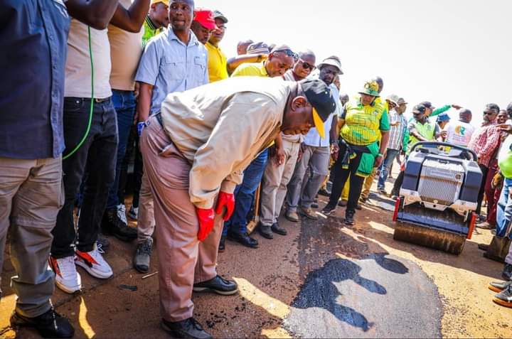 DeThroneBeatz's tweet photo. This is the R25m road fixing  tender 🤣🤣
 #RamaphosaMustGo https://t.co/NZBhTCIeis